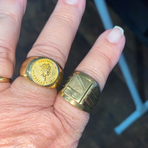 Two men’s rings, 2 bracelets, a necklace